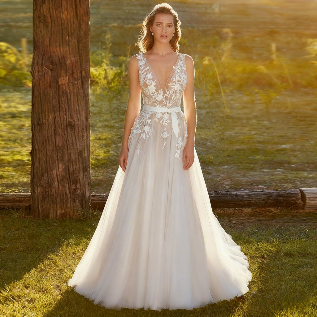 BHstyle Boho A Linie Ball-Gown mit floraler Spitze Ballkleid mit tiefem V Ausschnitt Kapellen Schleppe für Strandhochzeit 2-26W