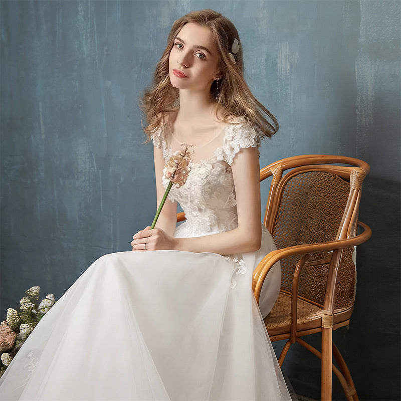 BHstyle A-Linie Ball-Gown in Elfenbein – Ballkleid mit 3D-Blütenapplikationen und zartem Tüllrock