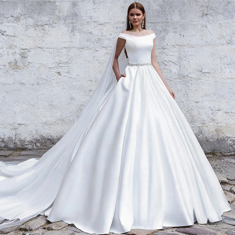 BHstyle Prinzessin-Ball-Gown in Weiß – Klassisches Ballkleid aus Satin mit Carmen-Ausschnitt Kristall-Gürtel  2-26W