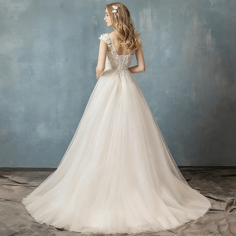 BHstyle A-Linie Ball-Gown in Elfenbein – Ballkleid mit 3D-Blütenapplikationen und zartem Tüllrock