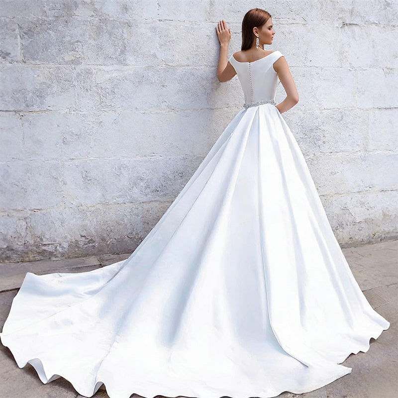 BHstyle Prinzessin-Ball-Gown in Weiß – Klassisches Ballkleid aus Satin mit Carmen-Ausschnitt Kristall-Gürtel  2-26W