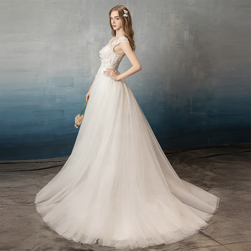 BHstyle A-Linie Ball-Gown in Elfenbein – Ballkleid mit 3D-Blütenapplikationen und zartem Tüllrock