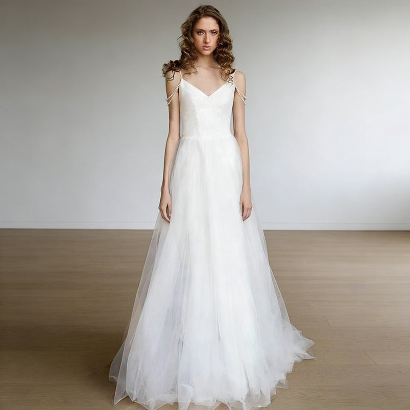 BHstyle Modernes A-Linien Ball-Gown in Weiß – Ballkleid mit V-Ausschnitt Oberteil und Perlen-Schulterdetails 32-42