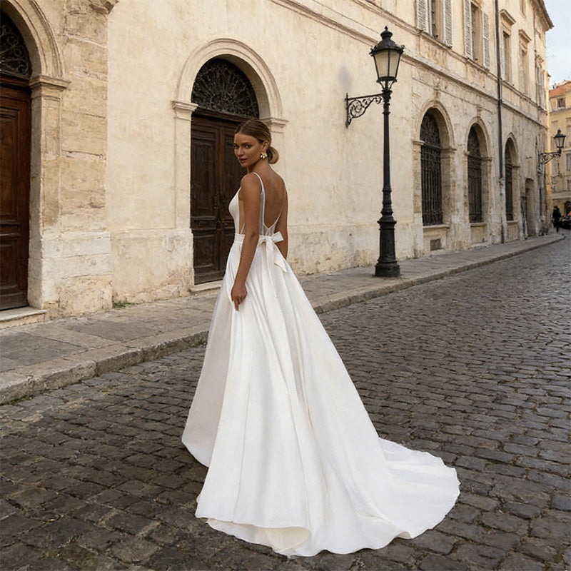 BHstyle Verführerisches Satin-Ball-Gown mit V-Ausschnitt und Spaghettiträgern – Rückenfreies A-Linien Ballkleid 2-26W