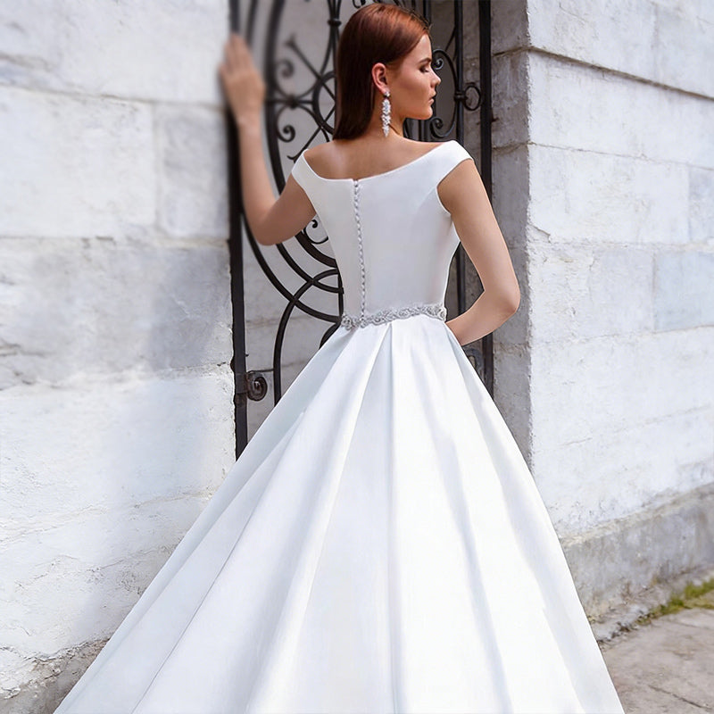 BHstyle Prinzessin-Ball-Gown in Weiß – Klassisches Ballkleid aus Satin mit Carmen-Ausschnitt Kristall-Gürtel  2-26W